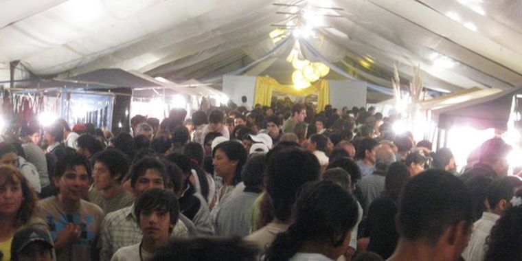 Gran cantidad de gente se dio cita en la Carpa de la Cultura.