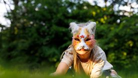 El fenómeno de los therians surgió en los 90 en comunidades de Internet vinculadas al concepto otherkin (una subcultura de personas que se identifican espiritual o psicológicamente como parcial o totalmente no humanas). El fenómeno de los therians surgió en los 90 en comunidades de Internet vinculadas al concepto otherkin (una subcultura de personas que se identifican espiritual o psicológicamente como parcial o totalmente no humanas).