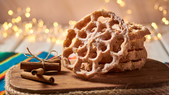 La receta de buñuelos mexicanos tiene raíces españolas, pero en México se adaptó con sabores locales como el piloncillo y la canela, convirtiéndose en un símbolo de las celebraciones navideñas.
