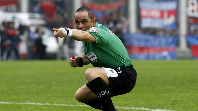 El ex árbitro estalló contra el Director Nacional del Arbitraje en Argentina.