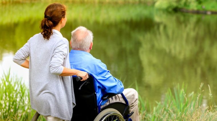 Cuidados Las personas a cargo de adultos mayores y discapacitados que no puedan valerse por si mismos están exceptuadas del aislamiento total.