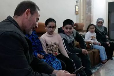 MDZol | Yasser Abu Markhiya (izquierda) y su familia estaban siendo entrevistados cuando colonos israelìes irrumpieron violentamente en su jardín. Foto: LEE DURANT