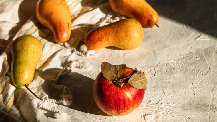 En muchas versiones de la receta de mermelada de peras y manzanas, se agrega canela o vainilla para aromatizar. En muchas versiones de la receta de mermelada de peras y manzanas, se agrega canela o vainilla para aromatizar.