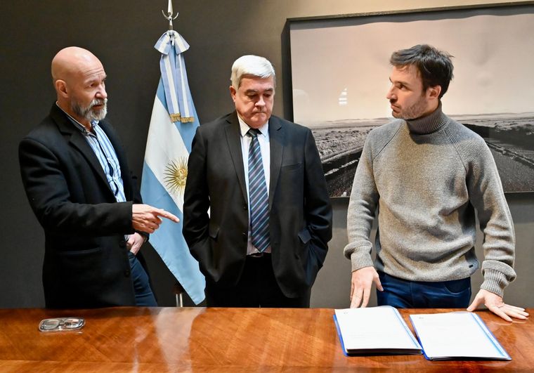 El gobernador de Chubut al momento de recibir la escritura de una propiedad que será rematada. Foto: Provincia de Chubut
