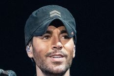 Enrique Iglesias está de vuelta en los escenarios. Foto: https://parade.com/news/enrique-iglesias-kisses-fan-vegas-video-instagram-reacts-2022