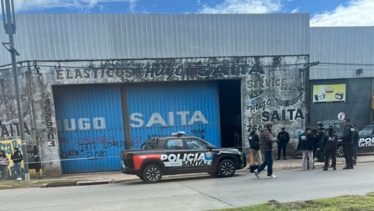Tragedia en Rosario: Un mecánico murió aplastado por un colectivo en un taller.