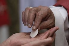 imputan a fiel catolico que armo marcha por recibir la hostia en la mano imputan a fiel catolico que armo marcha por recibir la hostia en la mano