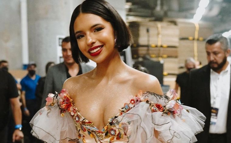 Ángela Aguilar conquistó con un coqueto look. Foto: ARCHIVO