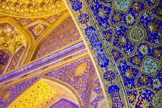 El alucinante interior de la madrasa de Tilla-Kori en Samarcanda, uno de los sitios clasificados como Patrimonio de la Humanidad por la Unesco en Uzbekistán. Foto: GETTY IMAGES
