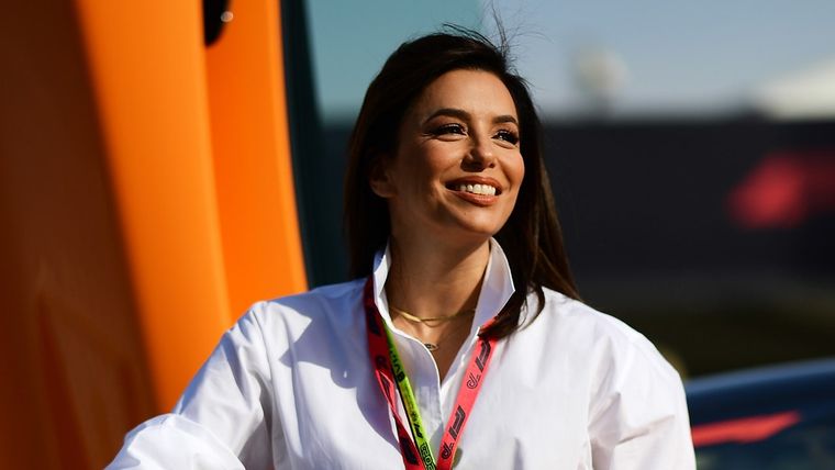 Eva Longoria añade un plus de estilo en todos sus looks con zapatillas Foto: Vogue