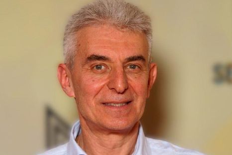 Tras un grave accidente, la mente del doctor Pier Piccioni quedó estancada. Sin recuerdos de los años transcurridos, se enfrentó a un mundo que no reconocía. Tras un grave accidente, la mente del doctor Pier Piccioni quedó estancada. Sin recuerdos de los años transcurridos, se enfrentó a un mundo que no reconocía.