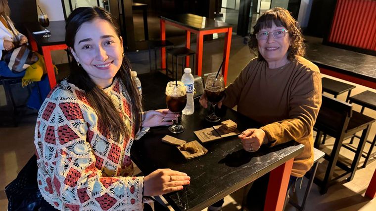 Katherina barahona y Silvia Ruiz. Katherina barahona y Silvia Ruiz.