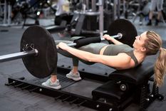 EJERCICIOS EL hip thrust o, en español, empujes de cadera es uno de los ejercicios más practicados a la hora de entrenar glúteos. Foto: Shutterstock