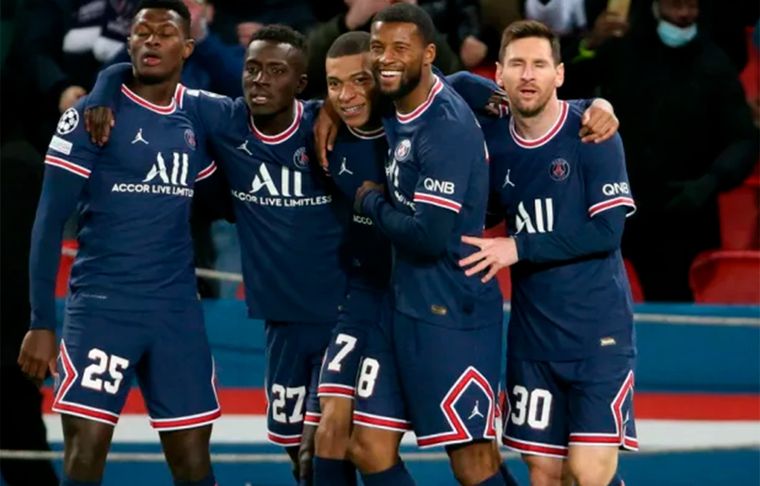 Wijnaldum, excompañero de Messi en PSG, se fracturó la tibia y es casi un hecho que se pierde el Mundial.