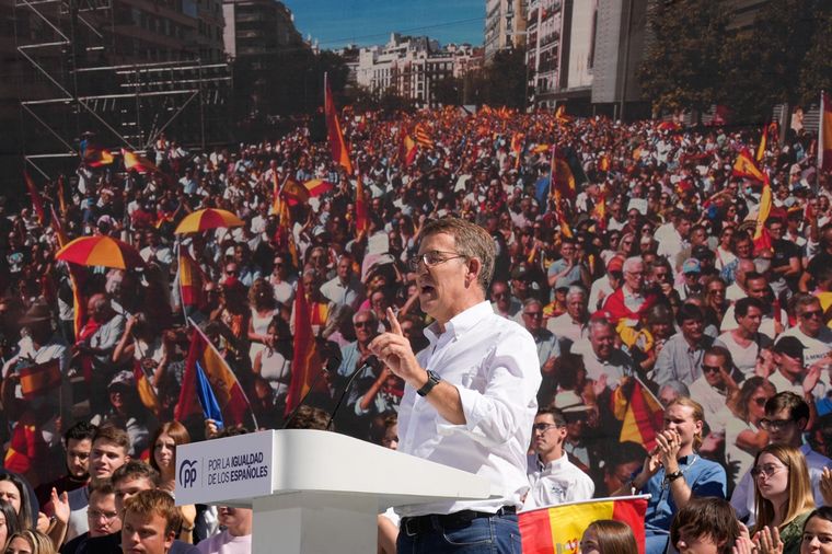 Núñez Feijóo habló ante la multitud que se congregó en Madrid Foto: EFE