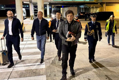 El presidente Javier Milei al llegar al pais luego de su participación en el foro de Davos