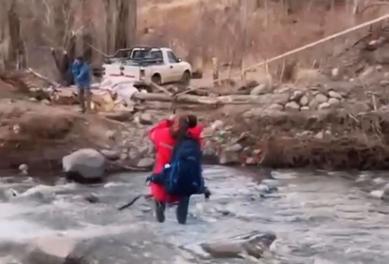Lasa trabajadoras de salud lograron asistirla al cruzar en tirolesa un caudaloso río en una localidad del norte de Neuquén, en medio de una tormenta de viento. Foto: Captura de video / TricaoMalal Noticias