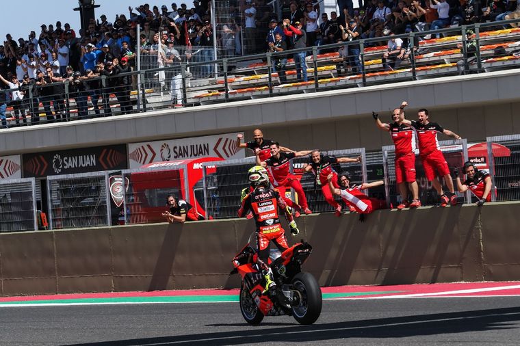 Álvaro Bautista celebra la victoria. Foto: WorldSBK