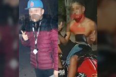 Los dos presuntos motochorros detenidos: Joshua Gómez Quiroga —a la izquierda— y el menor de edad. (Se pixelan los rostros por pedido judicial) Los dos presuntos motochorros detenidos: Joshua Gómez Quiroga —a la izquierda— y el menor de edad. (Se pixelan los rostros por pedido judicial)
