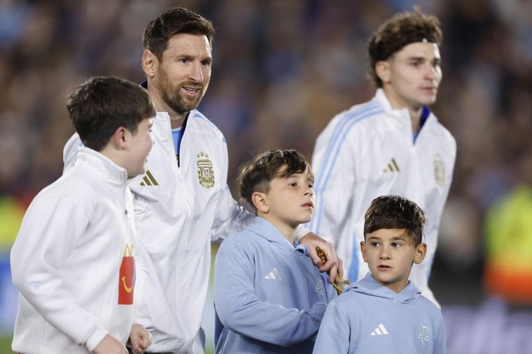 Messi salió al campo de juego del Monumental junto a sus tres hijos 