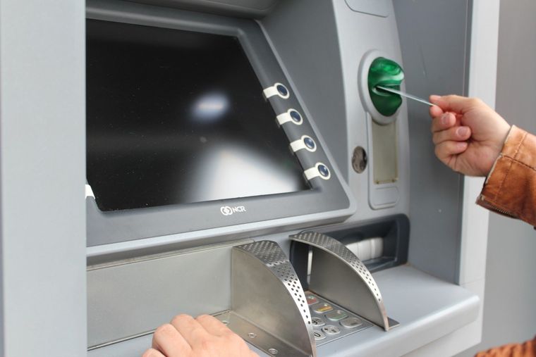 A las víctimas las hacen ir al cajero automático