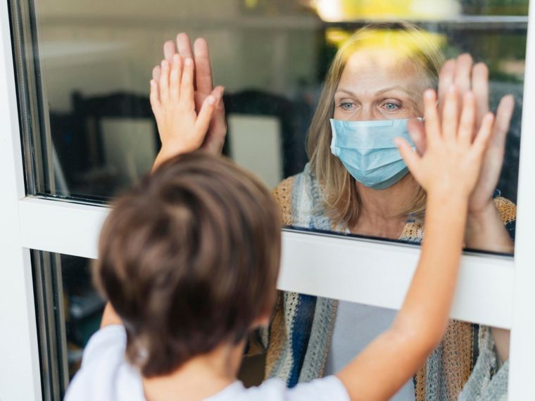 Crece el número de infectados y se multiplican vertiginosamente los contactos estrechos. Foto: Foto de Mujer creado por freepik - www.freepik.es