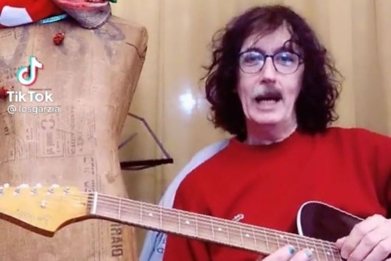 Debido a su parecido, cada vez que Alex recorre las calles porteñas, cientos de ciudadanos le piden fotos, confundiéndolo con el cantante