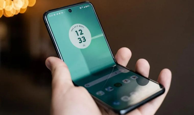 La gran apuesta de Motorola: pantalla externa de 4 y 165 Hz, acceso directo a apps y Gemini de Google sin abrir el plegable.