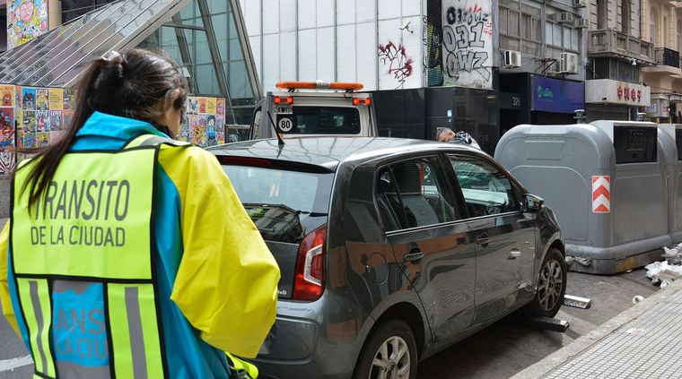 Estacionar mal puede traer un gran dolor de cabeza por una abultada multa.&nbsp;