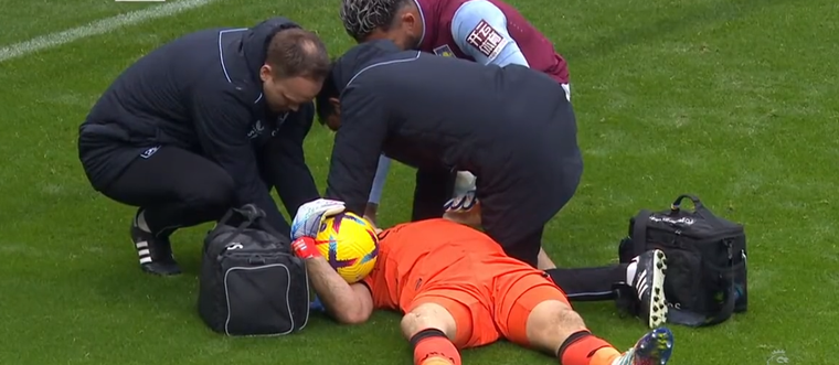 El sábado pasado, Dibu Martínez tuvo que abandonar el partido entre Newcastle y Aston Villa por un duro golpe que recibió en su cabeza.