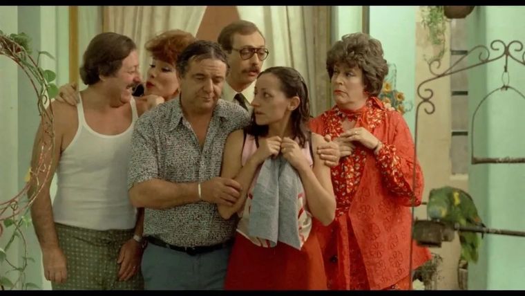 La icónica escena familiar de "Esperando la carroza", el film de Alejandro Doria que se convirtió en un fenómeno cultural. La icónica escena familiar de "Esperando la carroza", el film de Alejandro Doria que se convirtió en un fenómeno cultural.