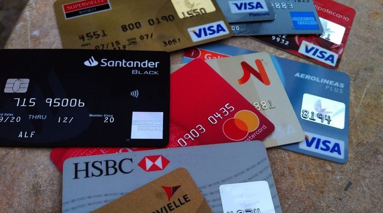 El uso del plástico puede ser un caballo de Troya por las elevadas tasas de interés que aplican los comercios. Foto: ALF PONCE MERCADO / MDZ