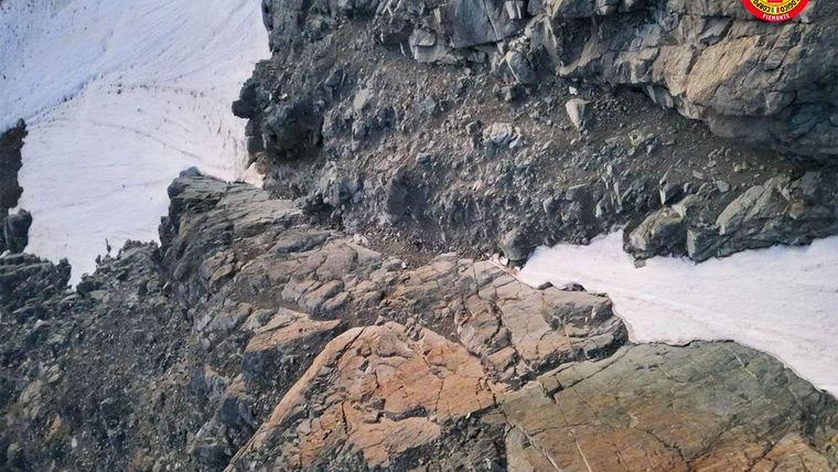 Los restos de Nicola Ivaldo, parcialmente ocultados por la nieve, finalmente se encontraron en este barranco después de que la IA detectó su casco rojo.