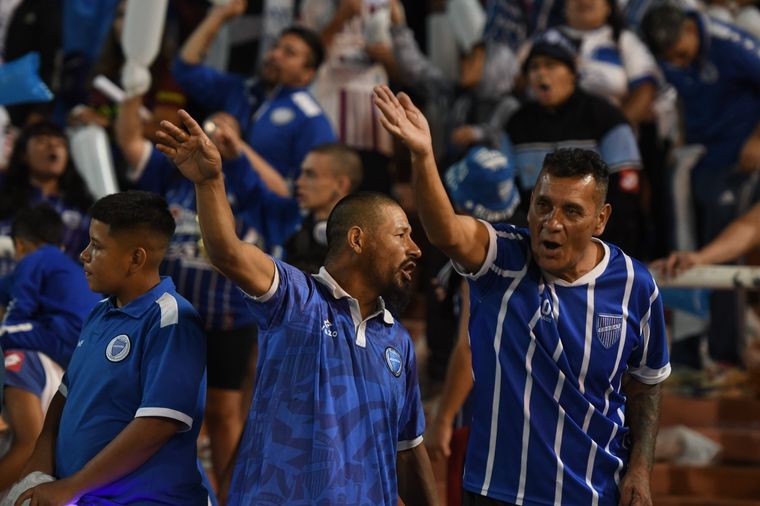 El Tomba va por todo ante un gran marco en el Malvinas Foto: Juan Ignacio Blanco/MDZ