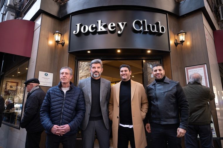 Ulpiano Suarez junto a los Alonso, propietarios del emblemático lugar. Foto: Gentileza