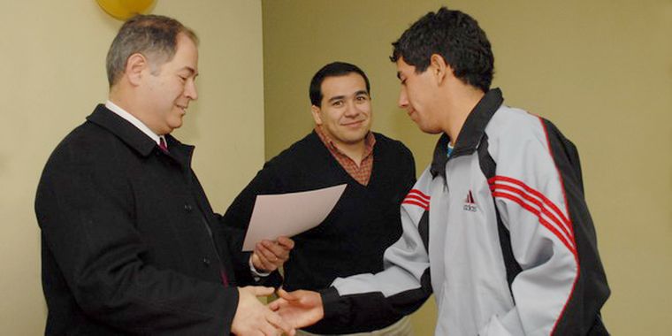 Un alumno mientras recibe su diploma de polimodal. Foto: Nacho Gaffuri / MDZ