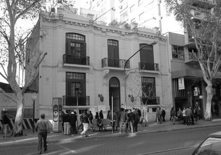 El emblemático edificio de calle San Martín.