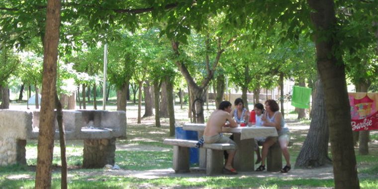 Una familia disfrutando del camping.