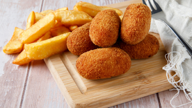 La receta tradicional de croquetas de pollo nació como una forma ingeniosa de aprovechar restos de carne asada, convirtiendo sobras humildes en un plato gourmet apreciado en toda España y reconocido internacionalmente por