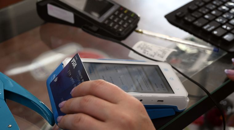 El beneficio alcanza a los que paguen con tarjeta de débito. Foto: ALF PONCE MERCADO / MDZ