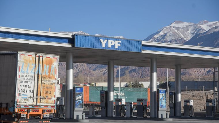 YPF presentó la nueva medida para pagar con dólares.