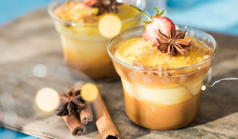 Aunque existen variantes en otros países, la receta de las natillas españolas es única por su toque de canela, cáscara de limón y la tradicional galleta María colocada encima.&nbsp;