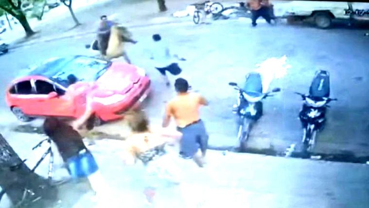 Pelea callejera en Trenque Lauquen. Foto: Captura de video