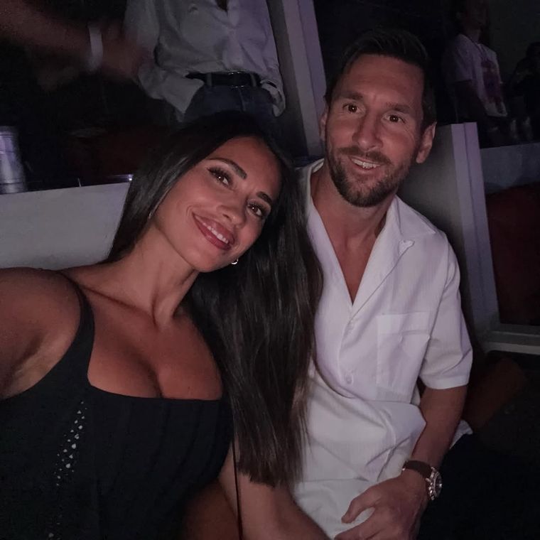 Antonela y Messi posaron durante el concierto en Miami.