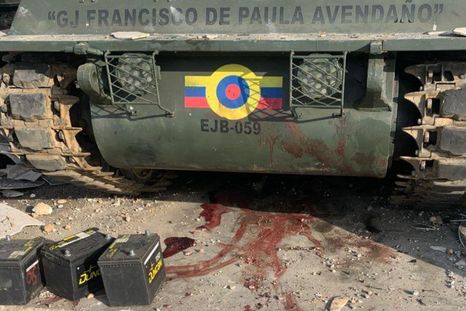 Un tanque de guerra manchado de sangre.