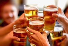 Cómo quitar las manchas de cerveza de la ropa en un abrir y cerrar de ojos Esta bebida puede ser peligrosa para nuestras prendas. Foto: Shutterstock