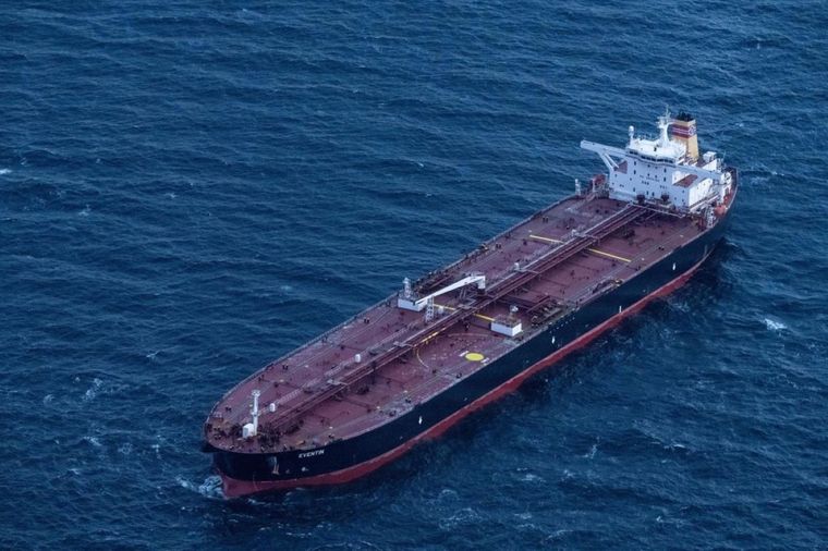 Estados Unidos bloquea Ormuz, pero un buque petrolero de China pasó por el estrecho. Foto Dpa