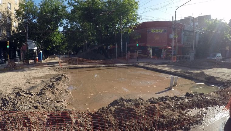 Las calles San Juan y Vicente Zapata quedaron cortadas por reparación Foto: ALF PONCE MERCADO / MDZ