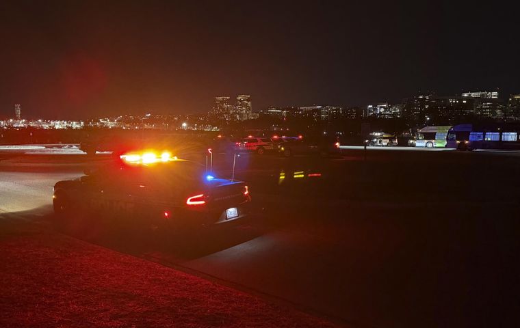 Integrantes del departamento de Policía de Washington DC trabajan en la zona de un accidente aéreo Foto: EFE