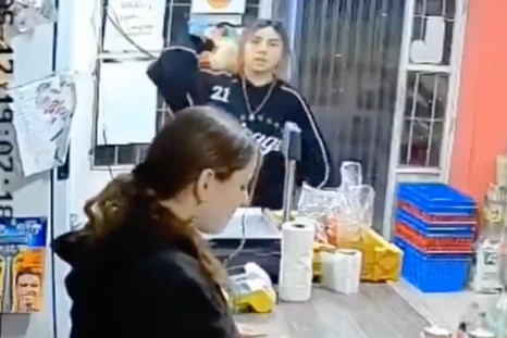 Una joven increpó a una cajera que había atendido mal a su hermana y terminaron peleándose. Una joven increpó a una cajera que había atendido mal a su hermana y terminaron peleándose.